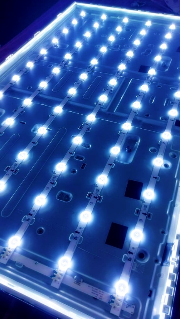 Backlight LED encendido en Smart TV desarmado durante diagnóstico