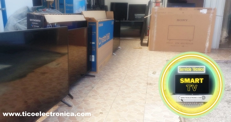 Interior del taller TicoElectrónica en Moravia, San José. Televisores de marcas RCA, JVC, Samsung, Sony y otras en proceso de reparación profesional.