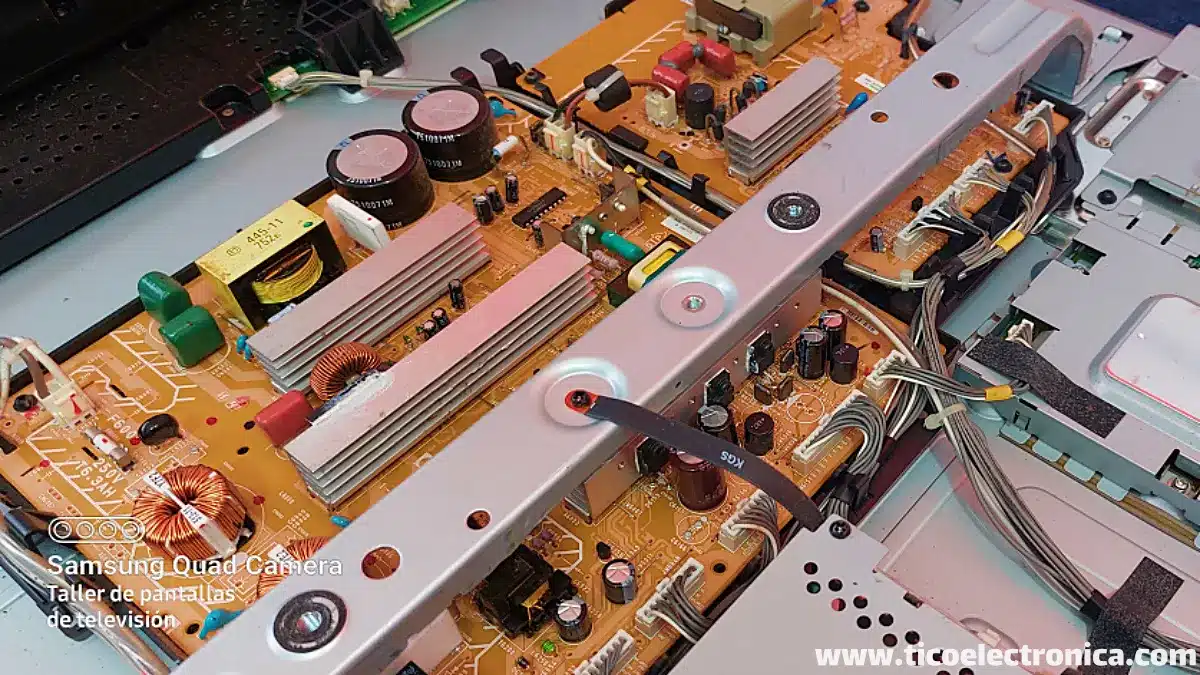 Fuente de alimentación de televisor que provoca que el TV no encienda y el piloto parpadee en el taller de TicoElectrónica en Moravia, San José, Costa Rica