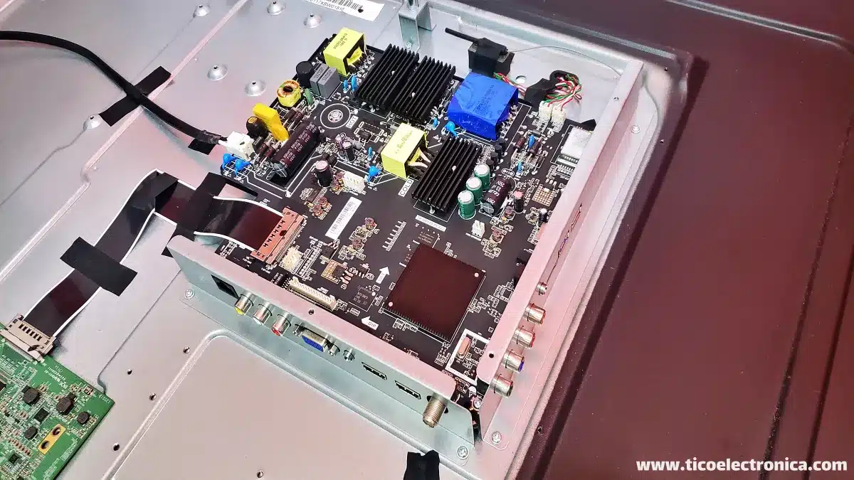 Placa principal (Main Board) de televisor en el taller de TicoElectrónica en Moravia, San José, Costa Rica