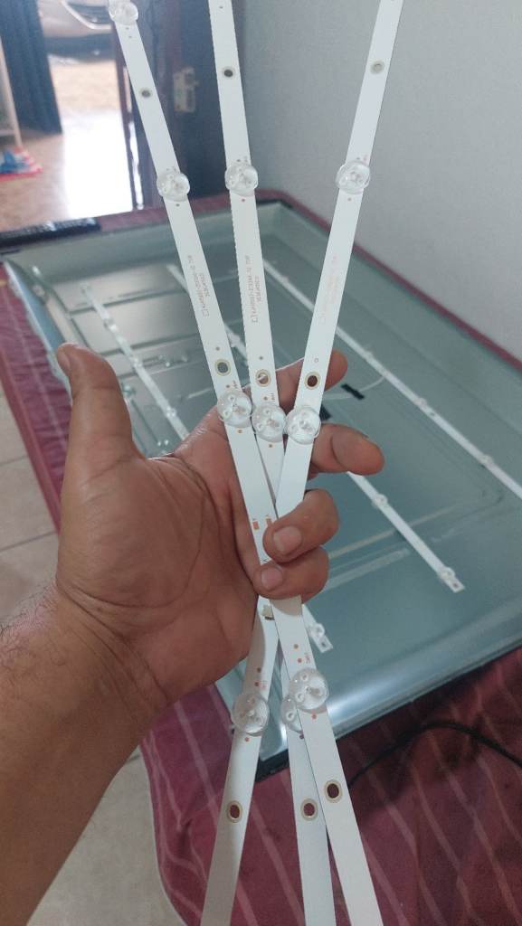 Barras LED retiradas del televisor JVC LT-42KB327 durante la reparación.