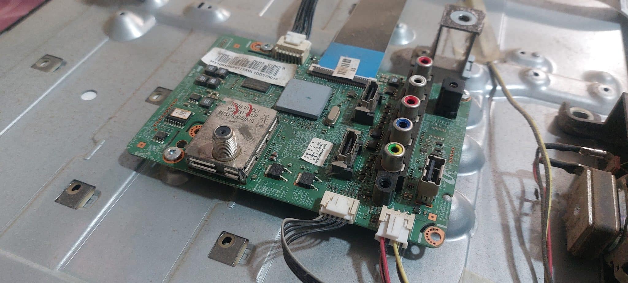 Main board del Samsung UN32EH4003F revisada durante el diagnóstico del bucle de encendido