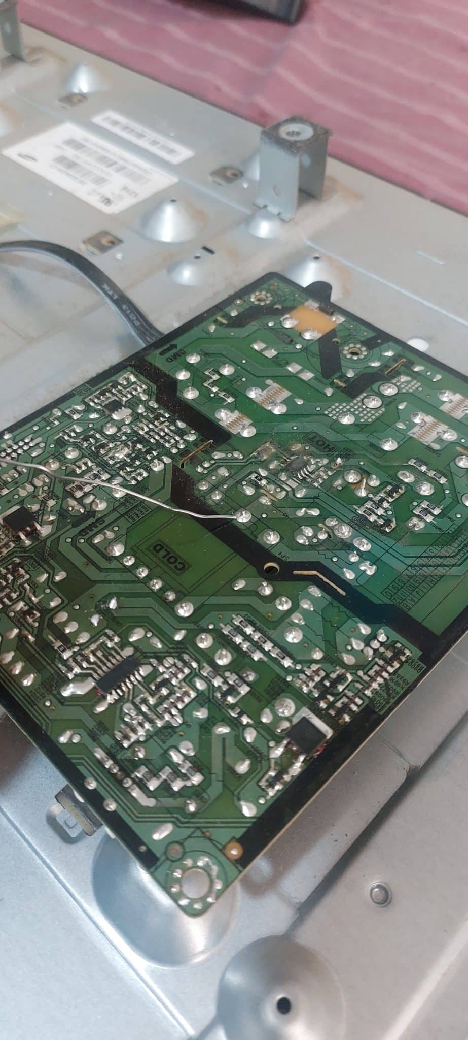 Fuente de poder del Samsung UN32EH4003F durante la intervención y reparación en TicoElectrónica