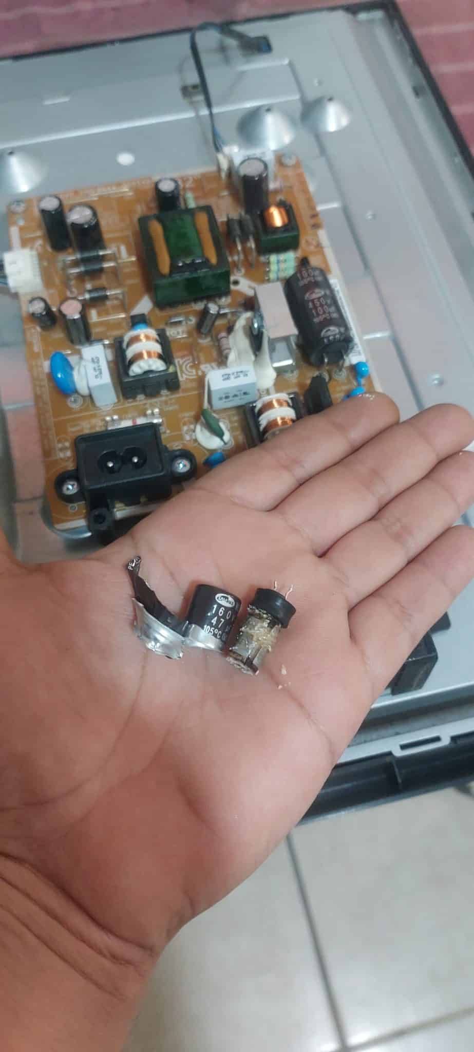 Condensador electrolítico dañado retirado de la fuente del Samsung UN32EH4003F durante la reparación