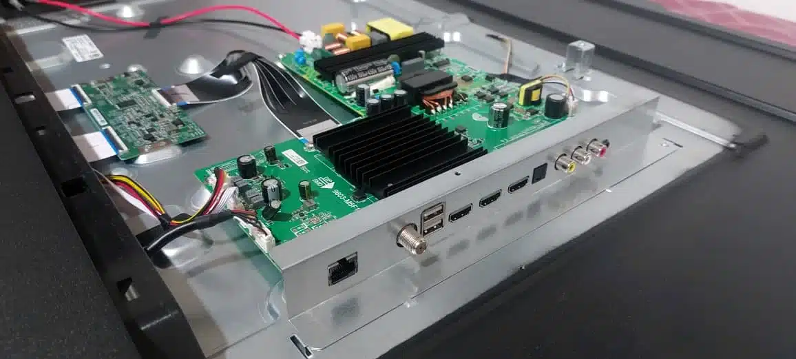 Puertos HDMI USB Ethernet antena y AV del JVC LT-55KM548